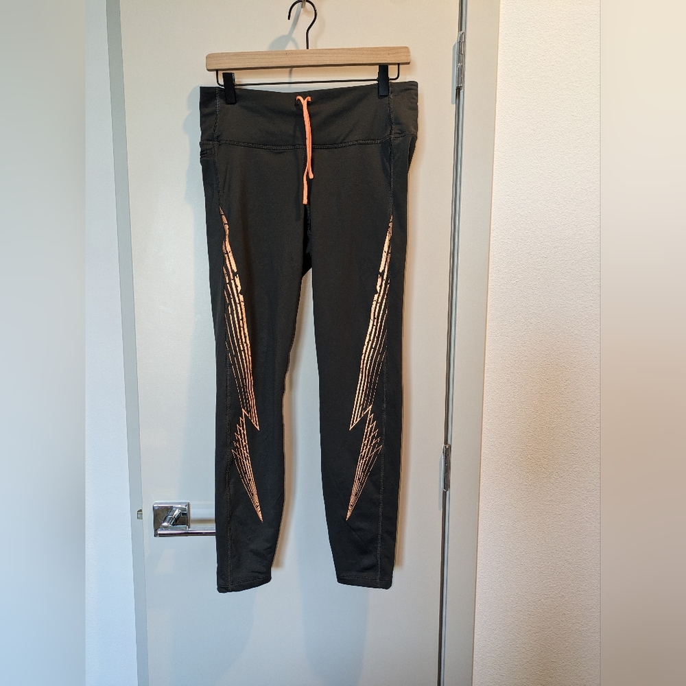 Under Armour capri work out pants large 🖤🧡